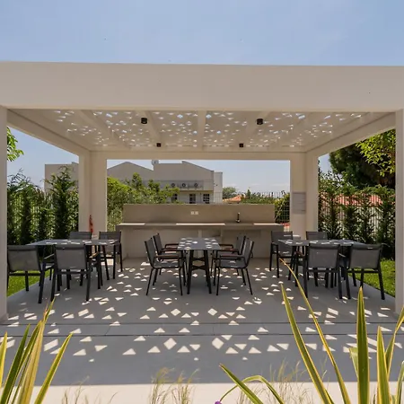 Olivion Pool Living Νικήτη